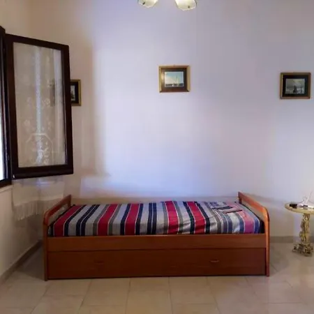 One Bedroom House With Enclosed Garden And Wifi At Hotel
